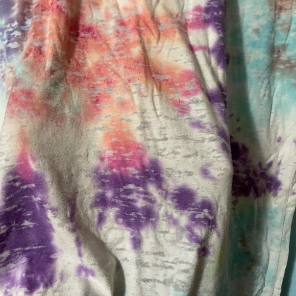 Bee Tee 🌻🌻4 for $25 bundle🌻🌻 - Picture 4 of 8